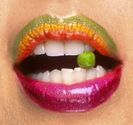 buze-make-up-cu-verde-galben-roşu-rouged-buze