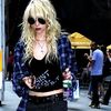 On-Gossip-Girl-Set-August-4-taylor-momsen-7505241-500-865