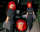 Rihanna-a-pozat-pentru-paparazzi-in-fata-hotelului