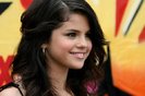 Selena-selena-gomez-666296_600_401