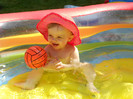 Emily in piscinà