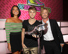 Justin+Bieber+2011+VH1+Something+Awards+Backstage+badG8V3d9x9l