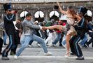 10983-akshay-kumar-and-kareena-kapoor-in-kambakth-ishq