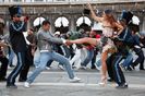 11013-akshay-pulling-leg-of-kareena