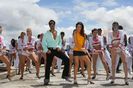 12680-ajay-and-kareena-dancing-with-lots-of-hot-ladies