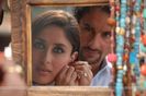 38950-saif-ali-khan-looking-kareena-constantly