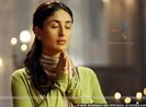 38646-kareena-kapoor-praying-in-front-of-god