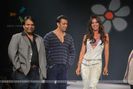 80500-salman-khan-and-lara-dutta-walk-the-ramp-for-quotguru-brandquot