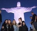 Miley-Cyrus-s-a-pozat-la-statuia-lui-Iisus--foto-