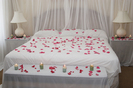 romantic-bedroom-candles-rose-petals