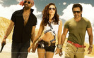 15638-kareena-looking-hot-with-saif-and-akshay