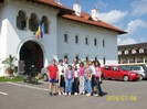 Grupul nostru de vizitatori in fata portalului Sf. Manastiri Sambata de Sus.