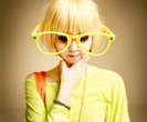 menina-oculos-amarelo-gigante_thumb