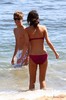 19291_selena-gomez-y-justin-bieber-juegan-en-las-playas-de-hawai