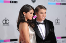 Selena+Gomez+2011+American+Music+Awards+Arrivals+annbo-wuCe9l