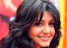 ladies-vs-ricky-bahl-movie-anushka-sharma-face-closeup