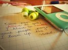 Ragini ingandurata ,cu cateva haine suptiri afara in frig se gandeste unde si ce sa faca!