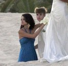 J:Demi!Haide sa ne facem o poza impreuna!D:Ok,Babyy!