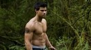 136968-taylor-lautner-freezes-for-topless-new-moon-scenes-410x230