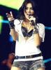 In timp ce canta who owns my heart!