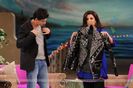 38551-shahrukh-khan-giving-his-jacket-to-farah-khan