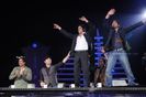 41684-sharukh-khan-mika-dancing-on-the-table-at-music-ka-maha-muqqabla