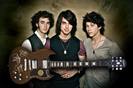 Jonas Brothers with guitar 002 medsm