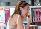 miley-cyrus-hot-dog