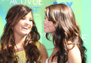 D: Cf fata iar faci pose fara mine??? S: Stai aici si taci :]]