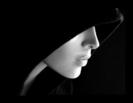 il-tuo-sguardo-triste-tra-la-folla-L-1