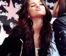 Selena-selena-gomez-15992411-500-428