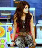 sel-selena-gomez-16521104-200-226