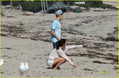 selena-gomez-justin-bieber-beach-05