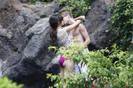 th_574019422_Preppie_Selena_Gomez_and_Justin_Bieber_in_a_tropical_garden_in_Maui_105_122_1170lo