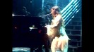 Demi Lovato - Skyscraper (Live in New York - fan video) 1833