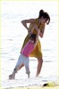 selena-gomez-justin-bieber-siblings-beach-15