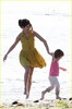 selena-gomez-justin-bieber-siblings-beach-17