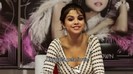 Selena Gomez manda um recado para os fãs brasileiros. 379