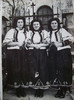 Neveste din Palos,VOCILA EUGENIA ,OLARU EUGENIA si ITU MARGARETA ,legate la cap ,cu ii ,cu pieptare 