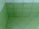 Baie_placata_cu_faianta_verde_si_alba_si_gresie_verde_3