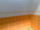 Bucatarie_cu_faianta_portocalie_si_alba_striate