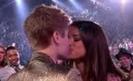justin y selena besandose