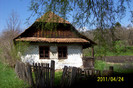 100_3849 CASA DE LA NR.163 DIN PALOS UNDE ALOCUIT FOLCLORISTUL GHEORGHE CERNEA .