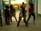 Demi Dançando Na Porta Do Hotel RJ 001