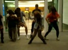 Demi Dançando Na Porta Do Hotel RJ 004