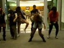 Demi Dançando Na Porta Do Hotel RJ 009