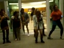 Demi Dançando Na Porta Do Hotel RJ 041