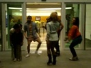 Demi Dançando Na Porta Do Hotel RJ 102