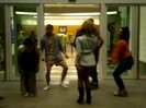Demi Dançando Na Porta Do Hotel RJ 104