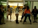 Demi Dançando Na Porta Do Hotel RJ 204